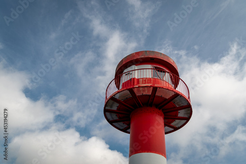 ein typischer rot weißer Leuchtturm im Norden