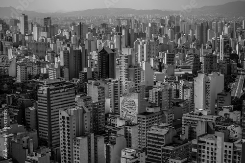 Cidade de São Paulo, vista de vários prédios durante o dia. A cidade de concreto