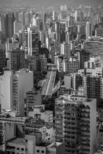 Cidade de S  o Paulo  vista de v  rios pr  dios durante o dia. A cidade de concreto