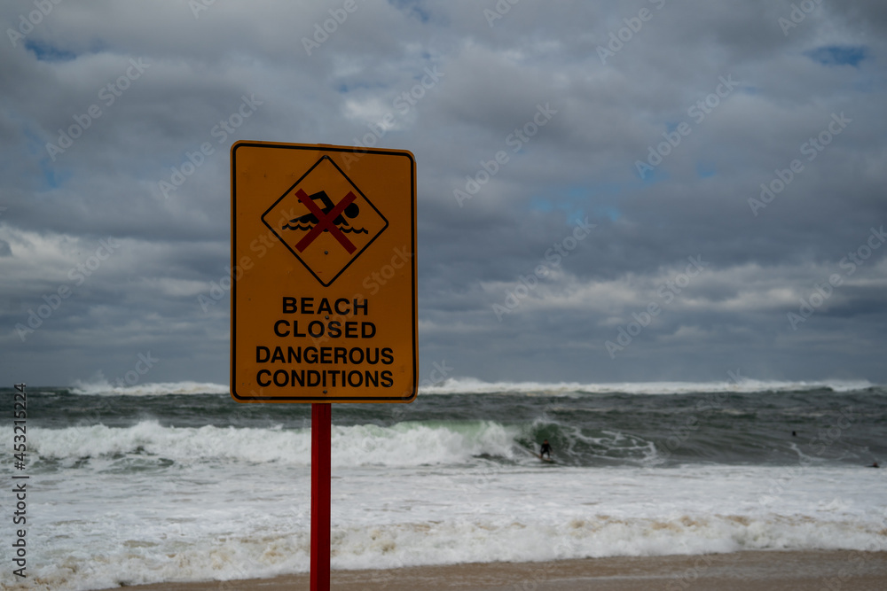 Foto de sign at the beach saying Beach Closed Dangerous Conditions do ...
