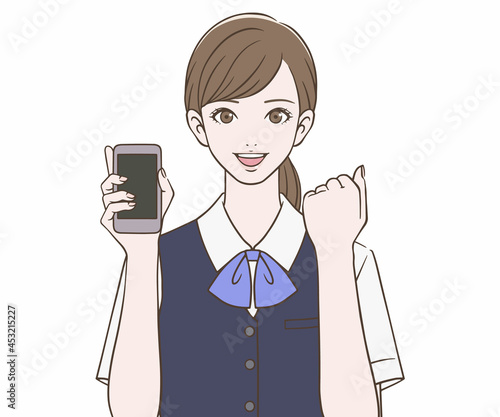 スマートフォンを持ち、ガッツポーズをする事務員の女性