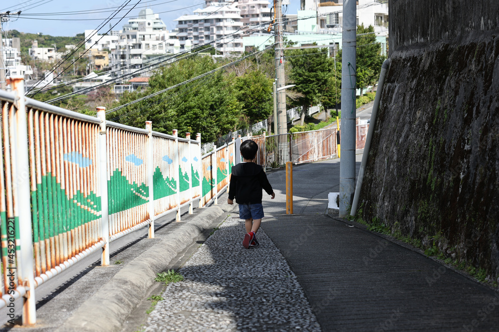 散歩をしている子供の後ろ姿 散歩をしている子供の後ろ姿