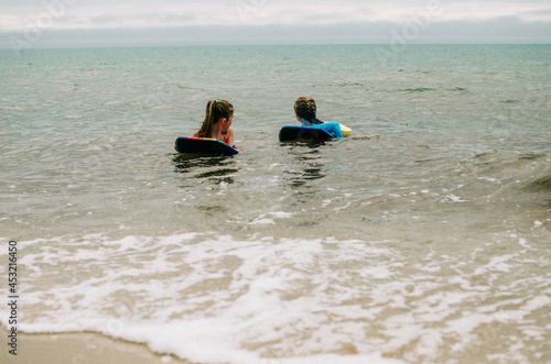 Billede på lærred surfing the beach