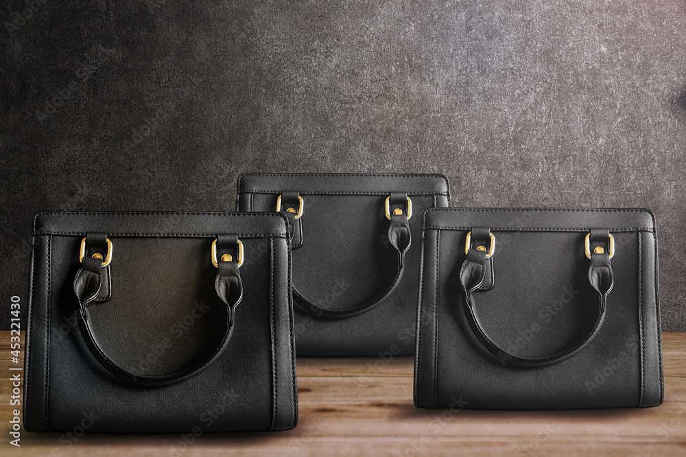 コンクリート背景とかっこいい黒のカバン Stock 写真 Adobe Stock コンクリート背景とかっこいい黒のカバン Stock 写真 Adobe Stock
