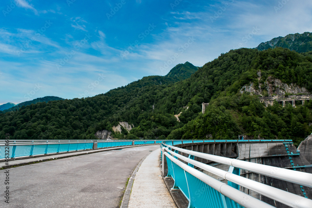 Obraz premium 黒部ダムの歩道と山並み