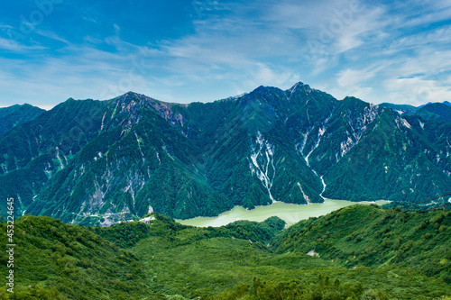 大観峰の展望台から見た黒部湖と立山連峰