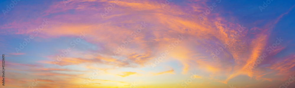 The colorful clouds in the sky at dusk - obrazy, fototapety, plakaty 