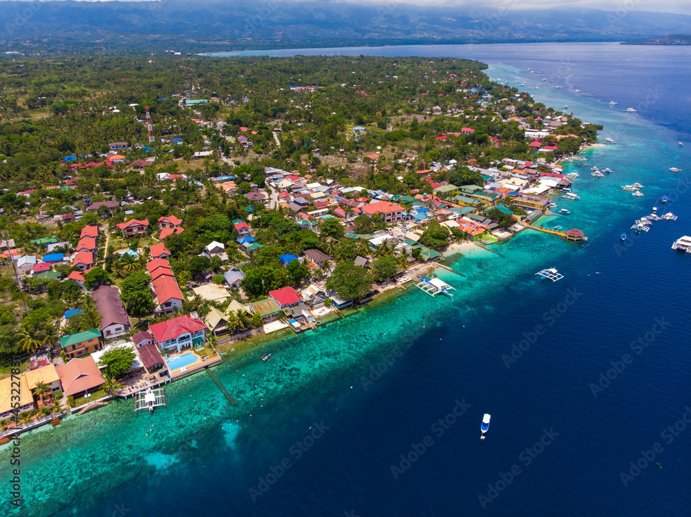フィリピン、セブ島の南西部にあるモアルボアルの町をドローンで空から撮影した空撮写真 Scenery of diving in Moalboal, southwest of Cebu Island, Philippines.