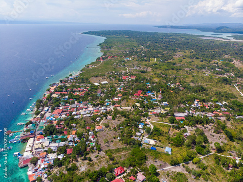 フィリピン、セブ島の南西部にあるモアルボアルの町をドローンで空から撮影した空撮写真 Scenery of diving in Moalboal, southwest of Cebu Island, Philippines. © Hello UG
