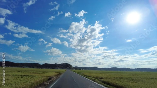 東京ドライブ車窓　千葉房総　朝　田んぼ　青空と雲