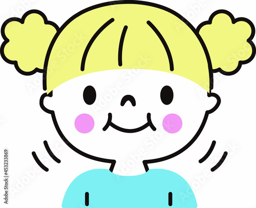 よく噛んで食べている女の子