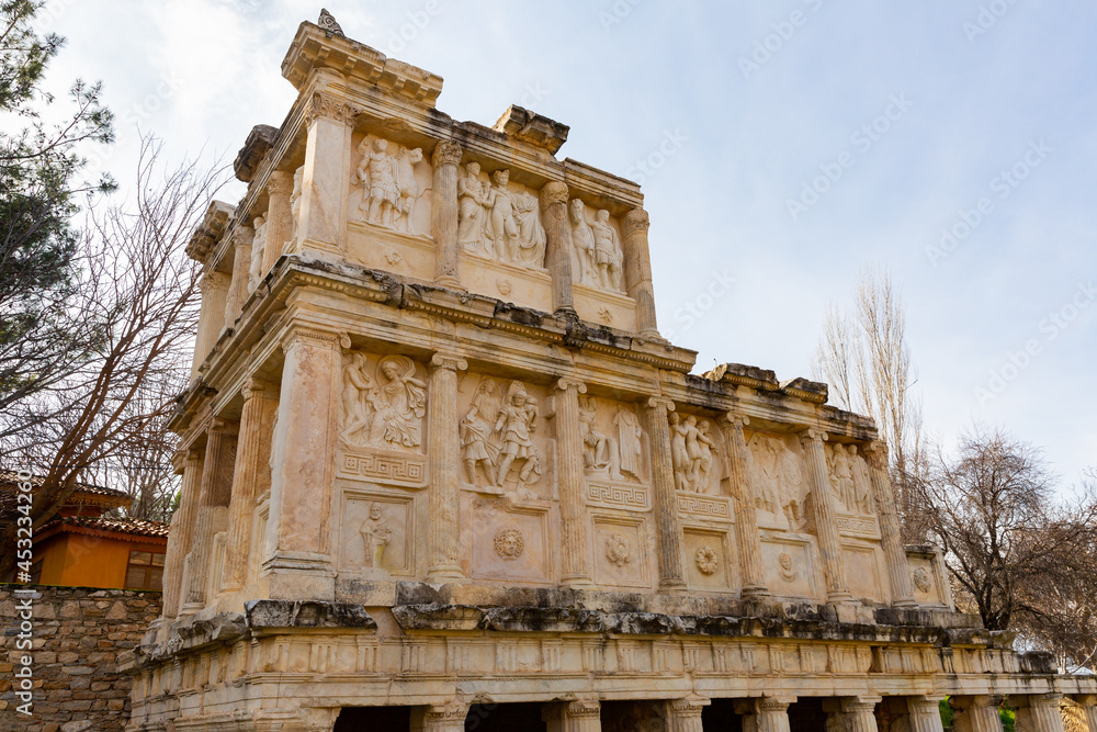 Obraz premium Remains of antique temple Sebasteion decorated with figured marble reliefs of mythological, allegorical and imperial subjects in Aphrodisias, Turkey..