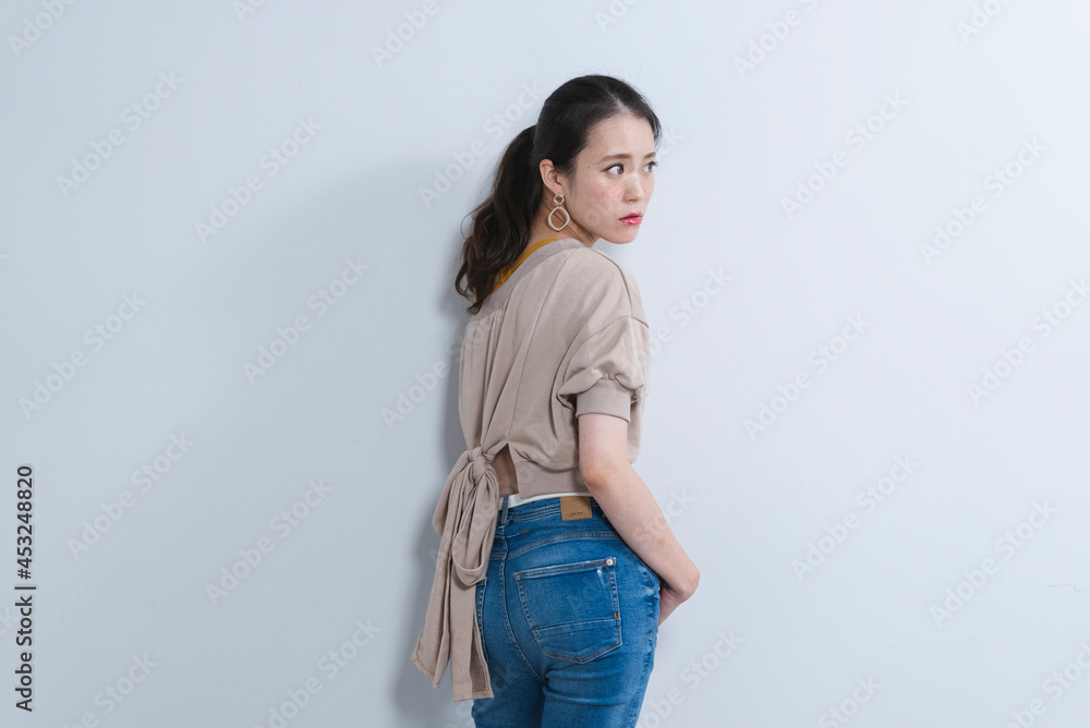 カジュアルファッションの女性 カジュアルファッションの女性