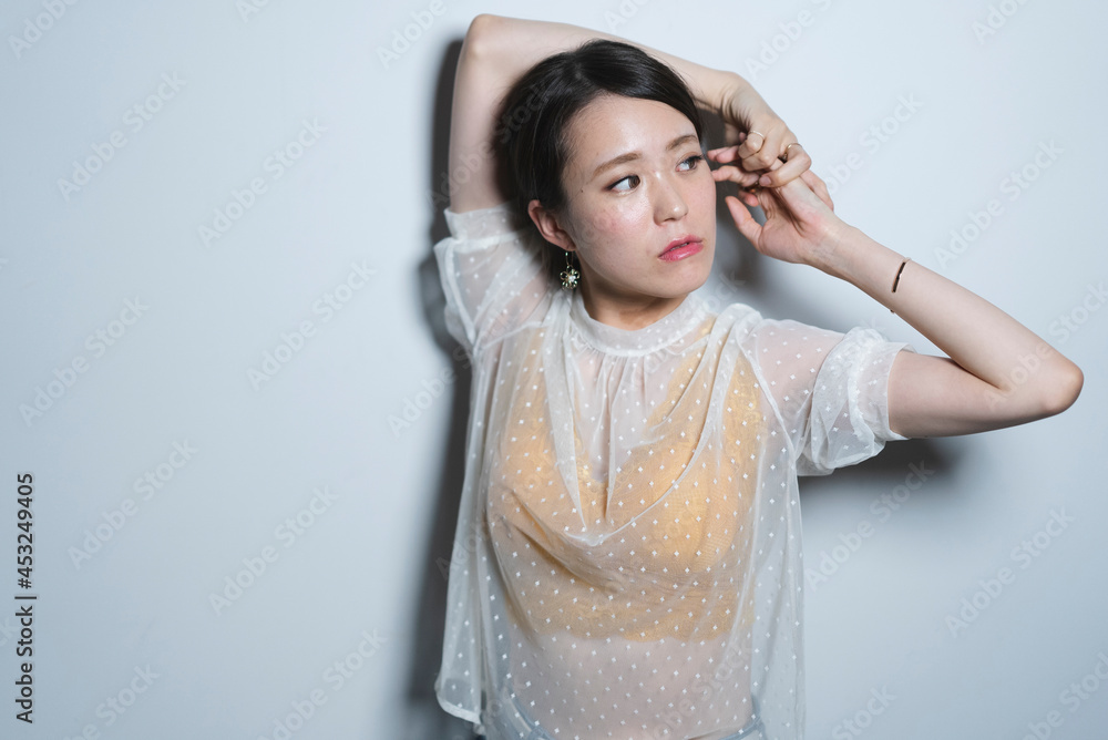 カジュアルファッションの女性