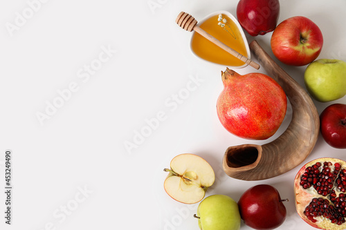Foto Symbols of Rosh hashanah (Jewish New Year) on light background