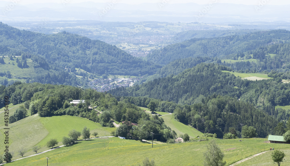 Schwarzwald Landschaft. Panoramablick von Pfaffenberg und Zeller Bergland. Am Südhang des Zeller Blauen zu Ausblicken ins Vordere Wiesental, Zell und Lörrach 
