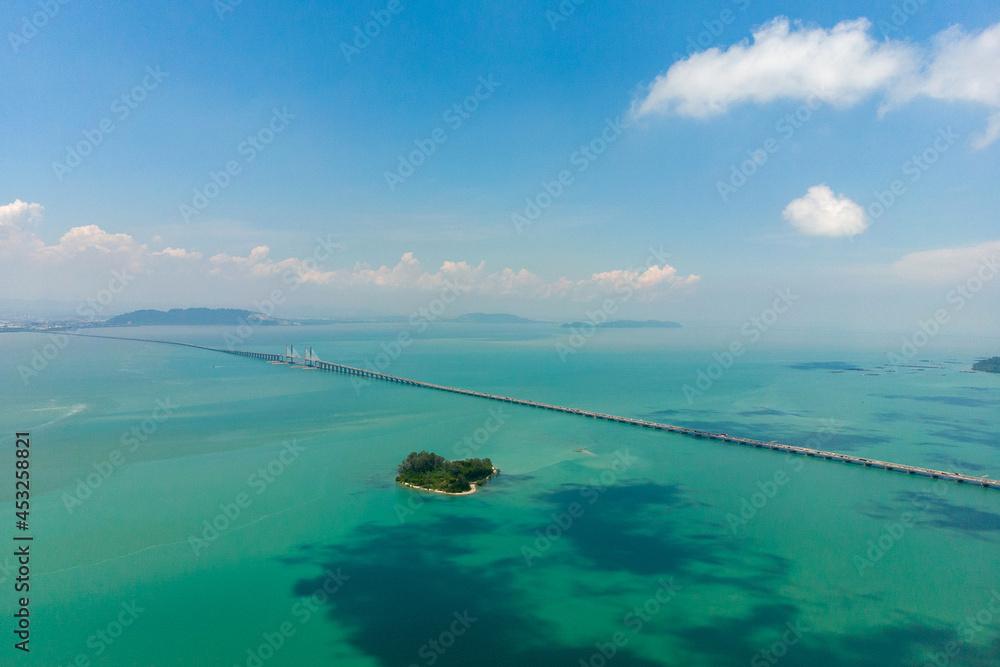 Penang Bridge from an aerial perspective. A 13.5KM length dual carriageway bridge in the state of Penang, Malaysia. - obrazy, fototapety, plakaty 