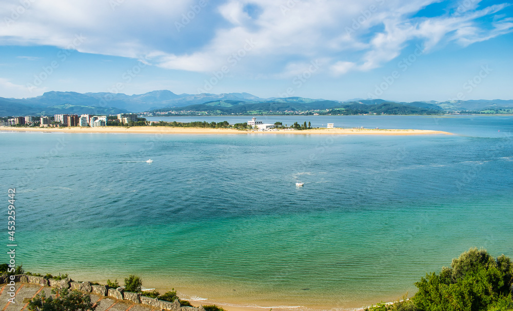 Playa de Laredo en Cantabria vista desde la otra orilla en Santoña, España Playa de Laredo en Cantabria vista desde la otra orilla en Santoña, España