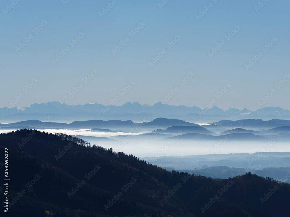 Schwarzwald Landschaft. Blick bis zu den Schweizer Alpen von Pfaffenberg und Zeller Bergland bei klarer Sicht