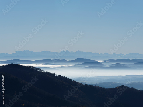 Schwarzwald Landschaft. Blick bis zu den Schweizer Alpen von Pfaffenberg und Zeller Bergland bei klarer Sicht © Marc