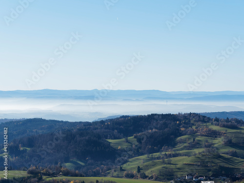 Schwarzwald Landschaft. Blick bis zu den Schweizer Alpen von Pfaffenberg und Zeller Bergland bei klarer Sicht