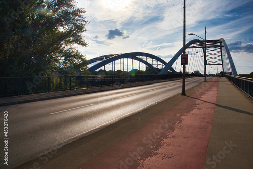 Fahrbahn, Straße der Jerusalembrücke über die Elbe in Magdeburg, Sachsen Anhalt, Deutschland 