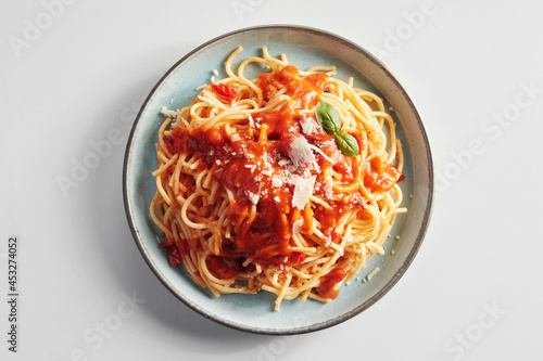 Foto Spaghetti Bolognese with tomato topping and parmesan