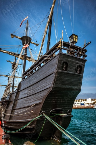 Partes de un barco velero español del siglo XVI: , popa, castillo de popa, fanall, cofa, gavia, obenque, verga, mayor, trinquete, mesana