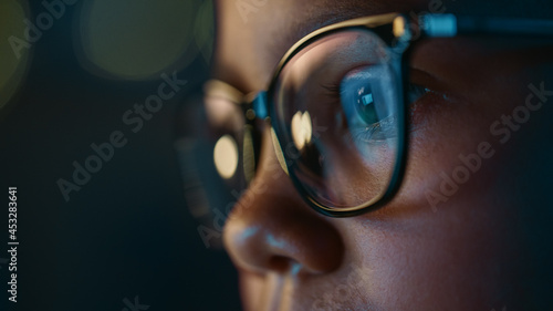 Foto Close Up Portrait of a Cute Young Teenage Multiethnic Black Girl in a Dark Cozy Room at Home