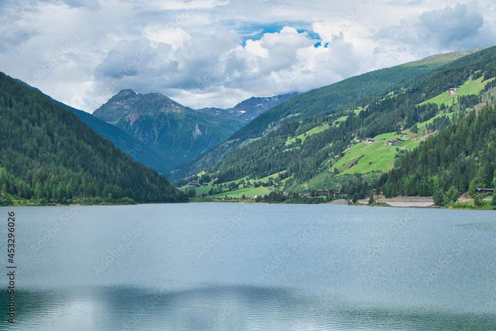 Panoramablick über den Zoggler Staudamm in Südtirol