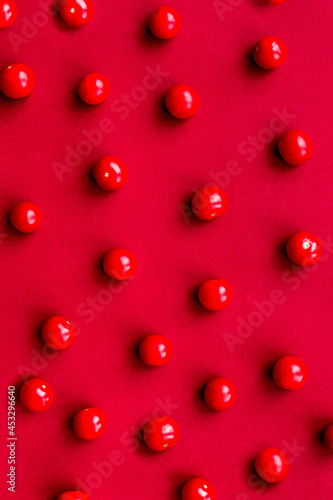 Ripe fresh tomatoes on red background top view pattern