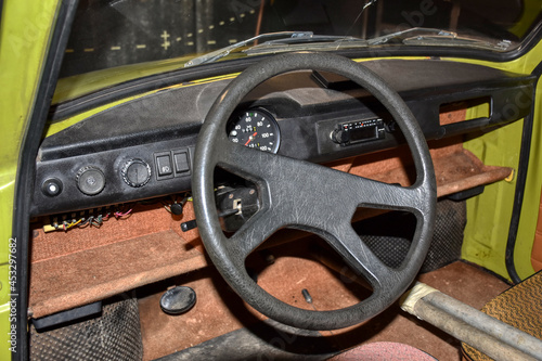 Trabant, 601, Trabant 601, Pappe, DDR, Kleinwagen, Kultwagen, Kultauto, Kabine, Lenkrad, Armaturenbrett, spartanisch, Lenkrad, Scheibenwischer, Ablage, Hebel, Radio, Autoradio, Tachometer, Kilometeran