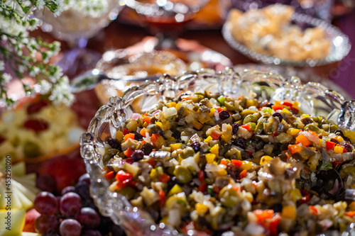 Detalhe de mesa de bufê de festa com diversas opções gastronômicas. photo