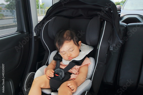 運転中の車のチャイルドシートに乗っている赤ちゃん