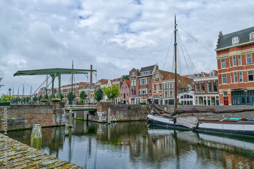 Brücke und Häuser im historischen Hafenviertel von Delfshaven in Rotterdam