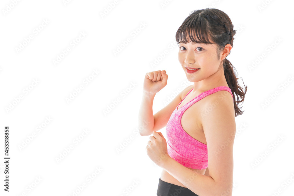 ランニングをする若い女性