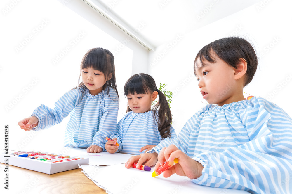 幼稚園でお絵かきをする子ども 幼稚園でお絵かきをする子ども