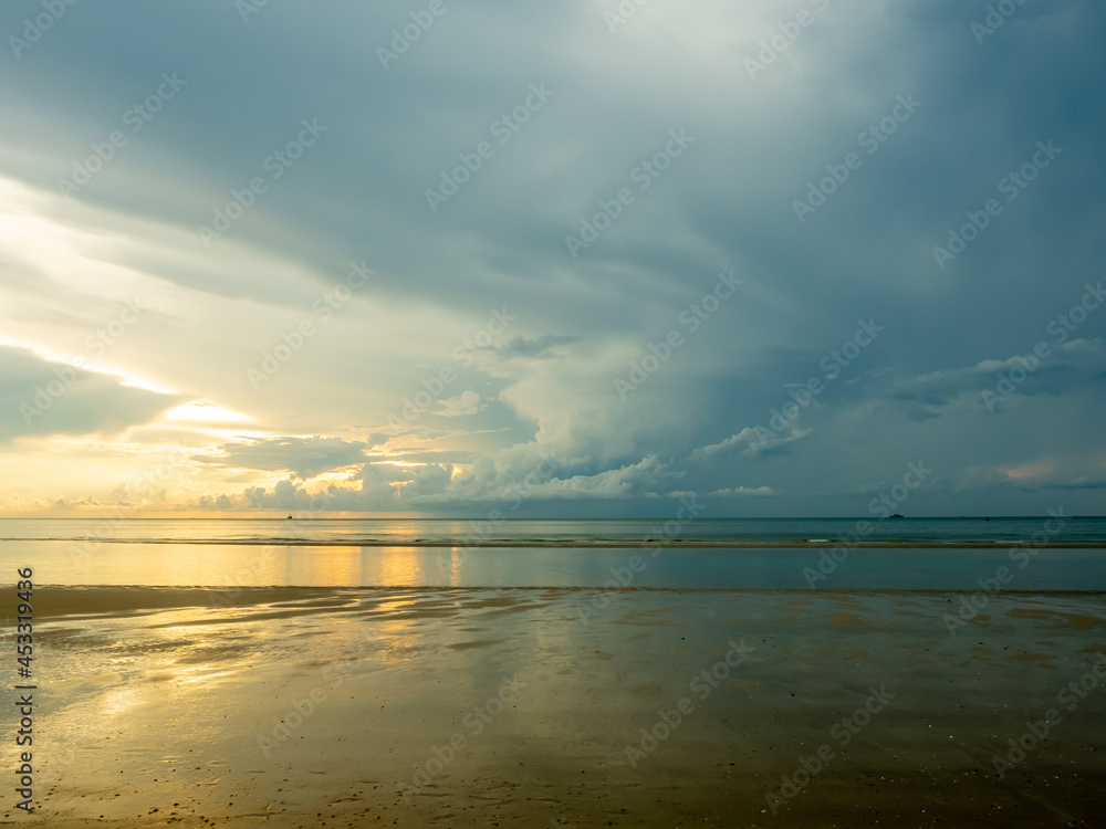 Fototapeta premium Seascape view in sunrise morning light