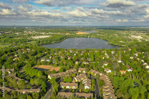 Obraz na płótnie Suburbs Surround Lake Down Minneapolis in Far Distance w salonie