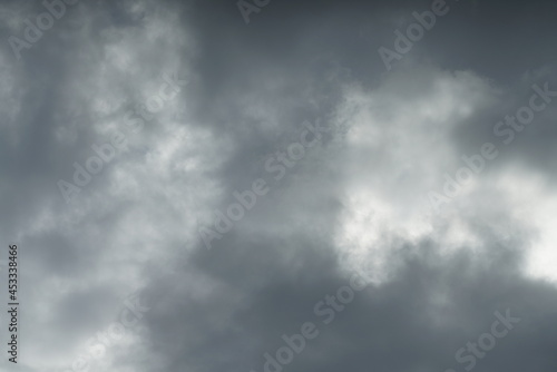 Himmel mit grauen, blauen und weißen Regen Wolken am Tage gesehen als ein Beispiel sommerlichen Wetters