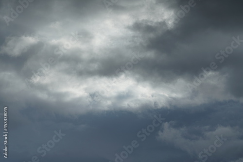 Himmel mit grauen, blauen und weißen Regen Wolken am Tage gesehen als ein Beispiel sommerlichen Wetters