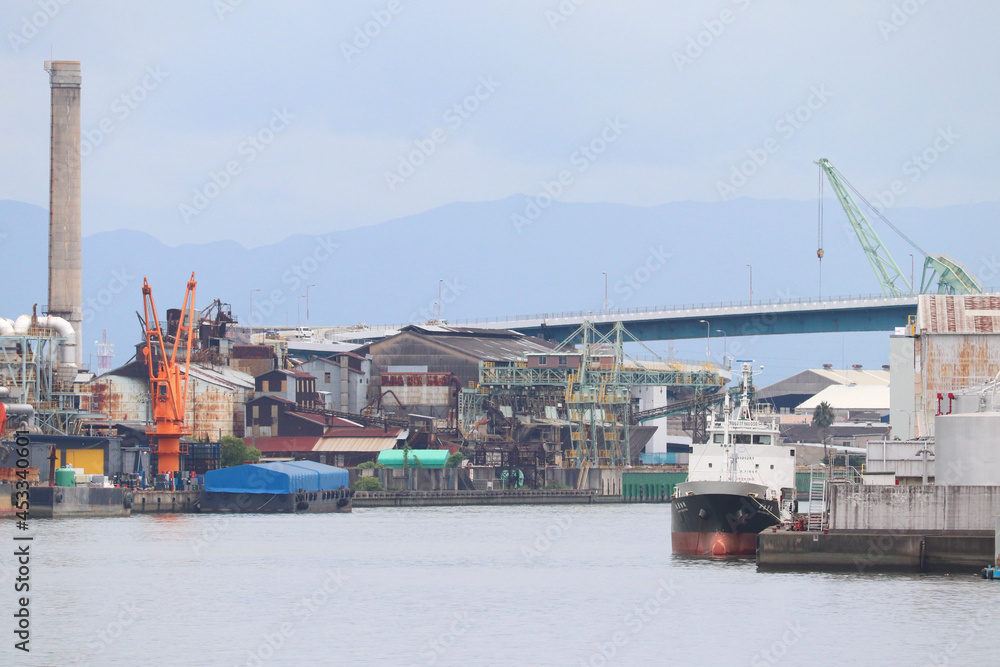 Fototapeta premium 木津川下流の風景（左側：西成区、右側：大正区）