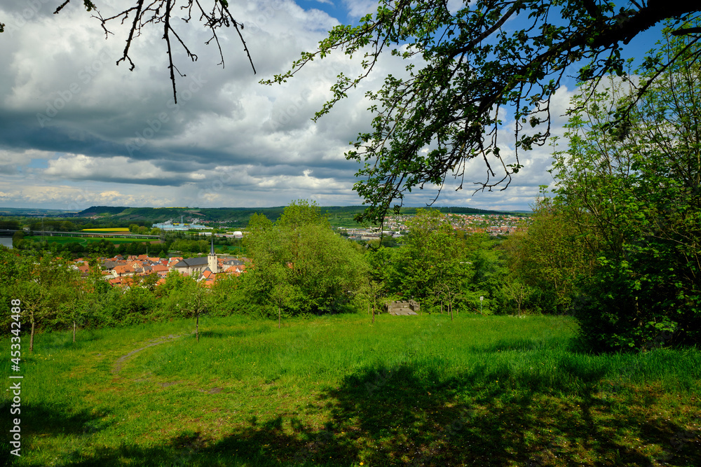 Blick auf die Gemeinde Eltmann im Steigerwald und die Mainebene, Landkreis Hassberge, Unterfranken, Franken, Bayern, Deutschland
