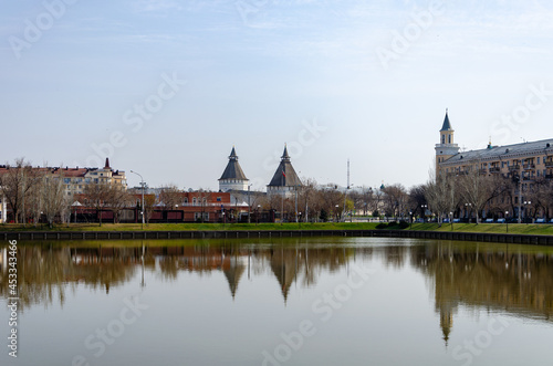 Вид на башни Астраханской кремля со стороны Лебединого озера