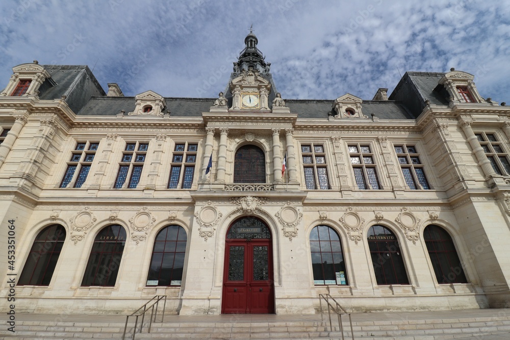 L'hotel de ville, vue de l'exterieur, ville de Poitiers, departement de la Vienne, France