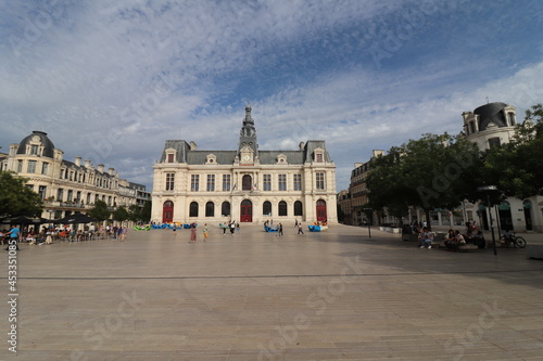 L'hotel de ville, vue de l'exterieur, ville de Poitiers, departement de la Vienne, France