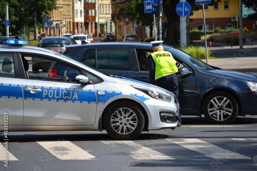 Policjanci ruchu drogowego polskiej policji w mieście.