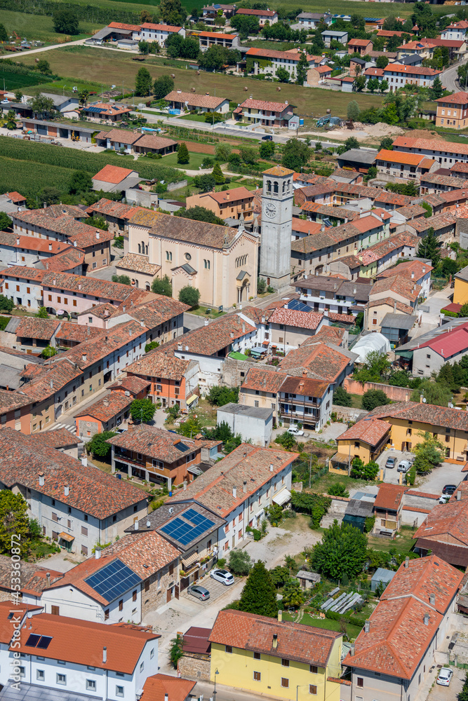 Fotografía aérea de un pueblo de la comarca de Pordenone en la región italiana de Friuli-Venezia-Giulia