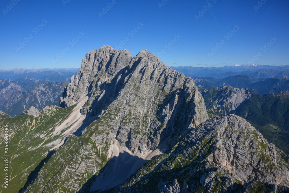 Fotografía aérea de montañas alpinas en el norte de Italia