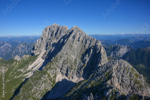 Fotografía aérea de montañas alpinas en el norte de Italia